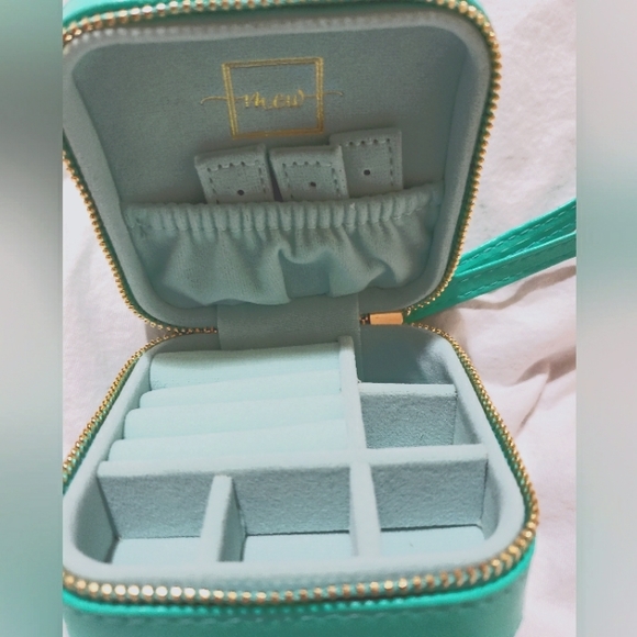 Personalized travel jewelry case - Picture 2 of 3
